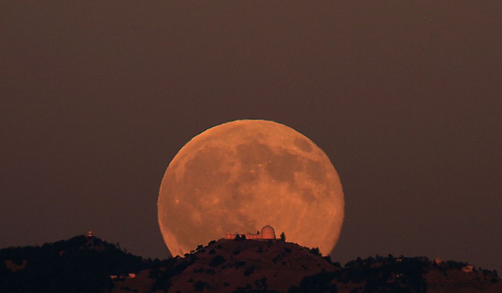 APOD: 2008 December 12 – Lick Observatory Moonrise