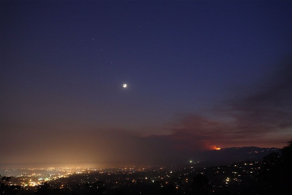 APOD: 2008 July 9 – Planets and Fire by Moonlight