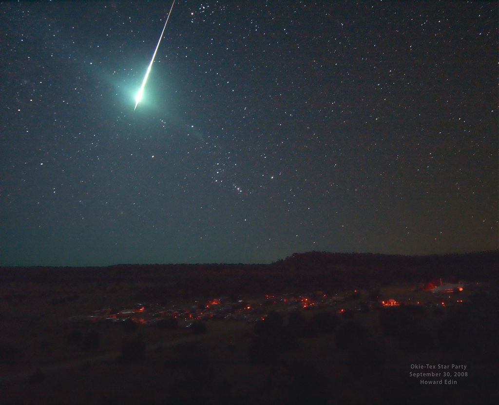 APOD: 2008 October 11 – Bright Bolide