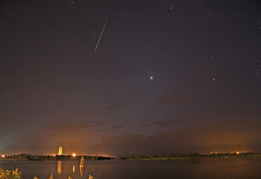 APOD: 2009 August 14 – Shuttle and Meteor
