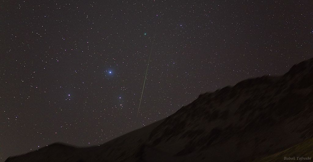 APOD: 2009 January 5 – Comet and Meteor