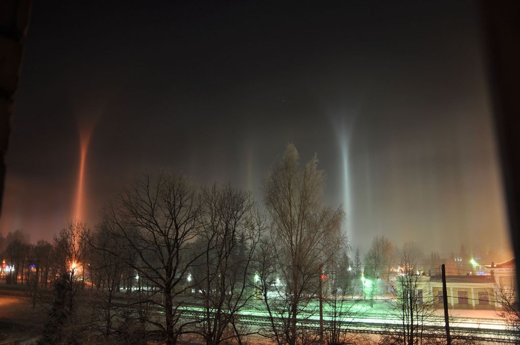 APOD: 2009 January 12 – Unusual Light Pillars Over Latvia
