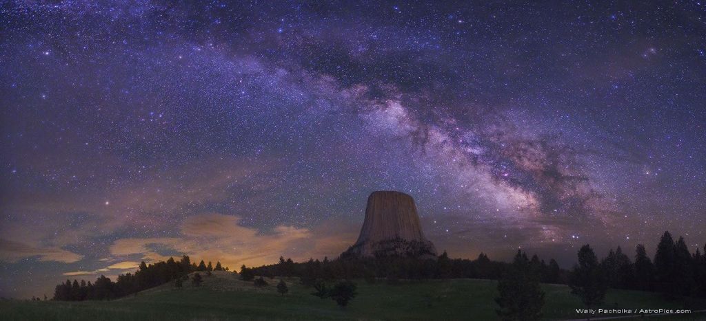APOD: 2009 July 29 – The Milky Way Over Devils Tower