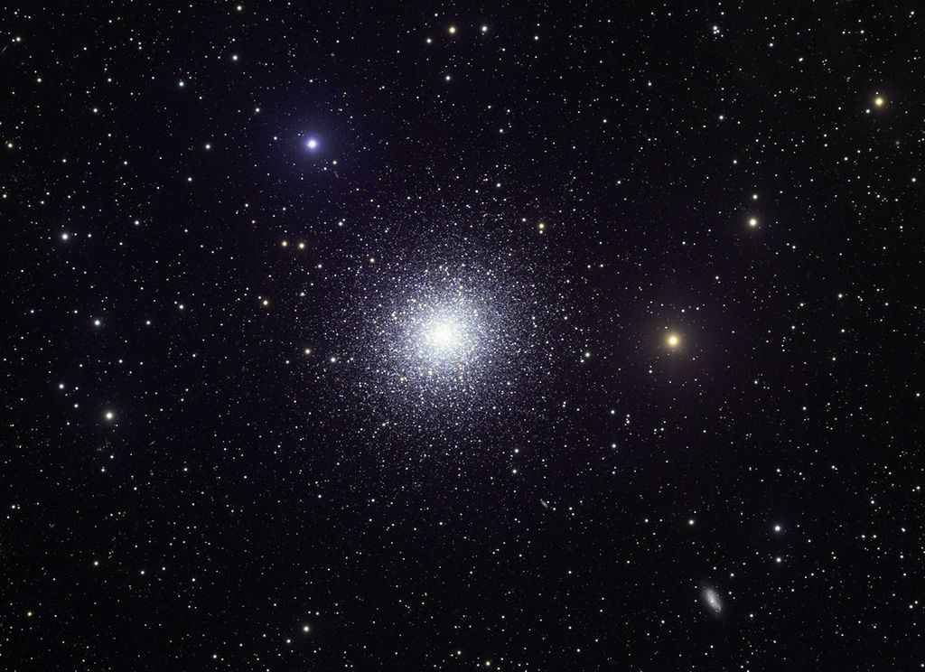 APOD: 2009 June 17 – M13: A Great Globular Cluster of Stars