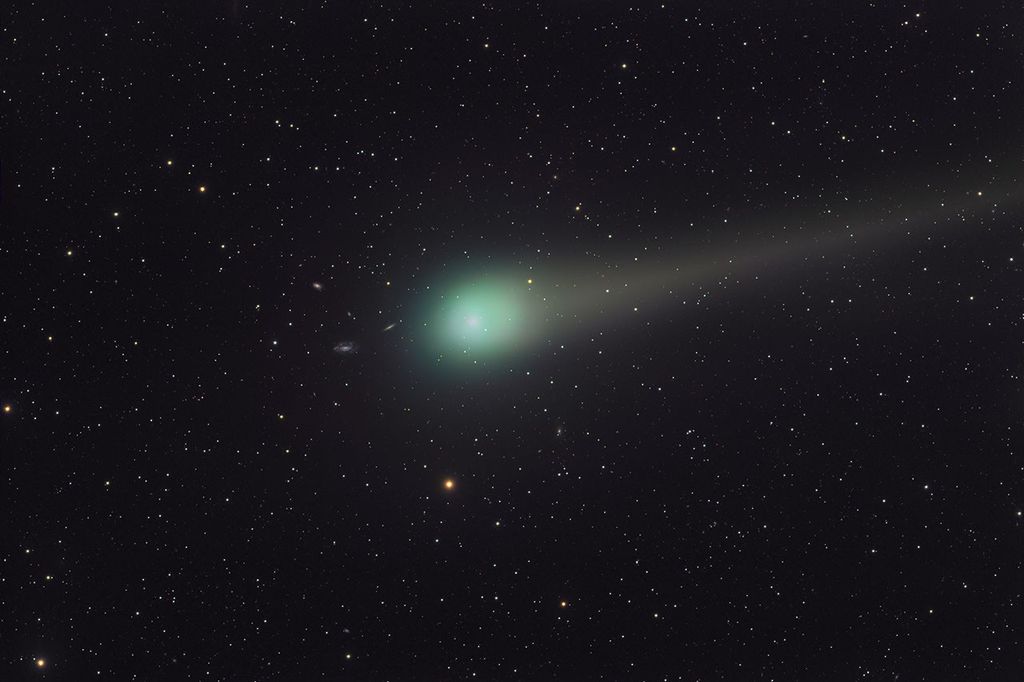 APOD: 2009 March 7 – Comet Lulin and Distant Galaxies