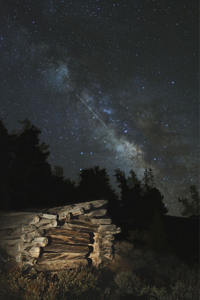 APOD: 2009 May 1 – Lyrid Meteor and Milky Way