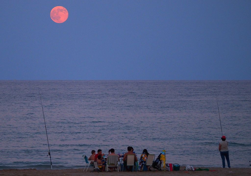 APOD: 2014 July 19 – Alicante Beach Moonrise