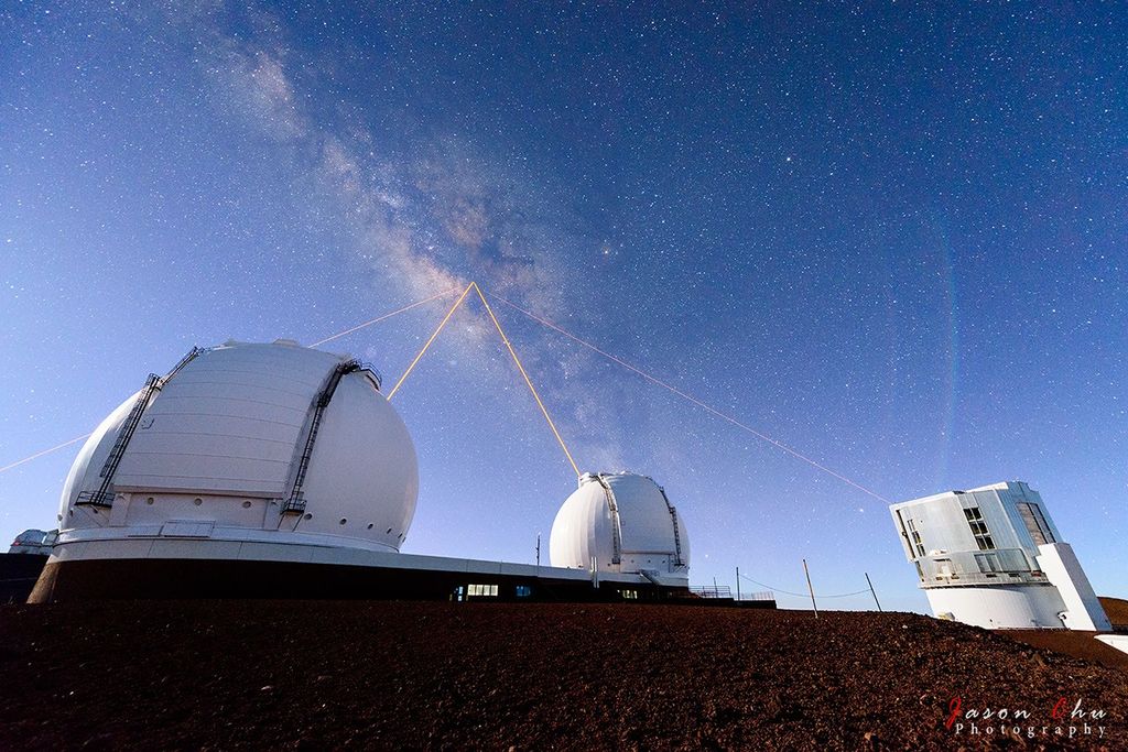 APOD: 2014 June 23 – Four Lasers over Mauna Kea