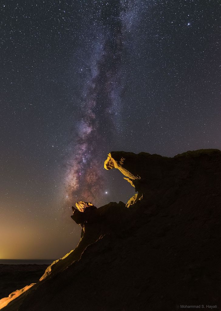 APOD: 2019 August 7 – Jupiter Engulfed and the Milky Way