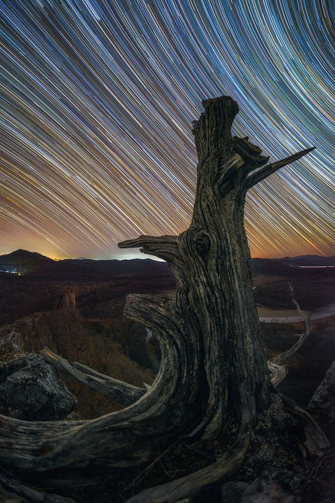 APOD: 2019 December 7 – Lines of Time
