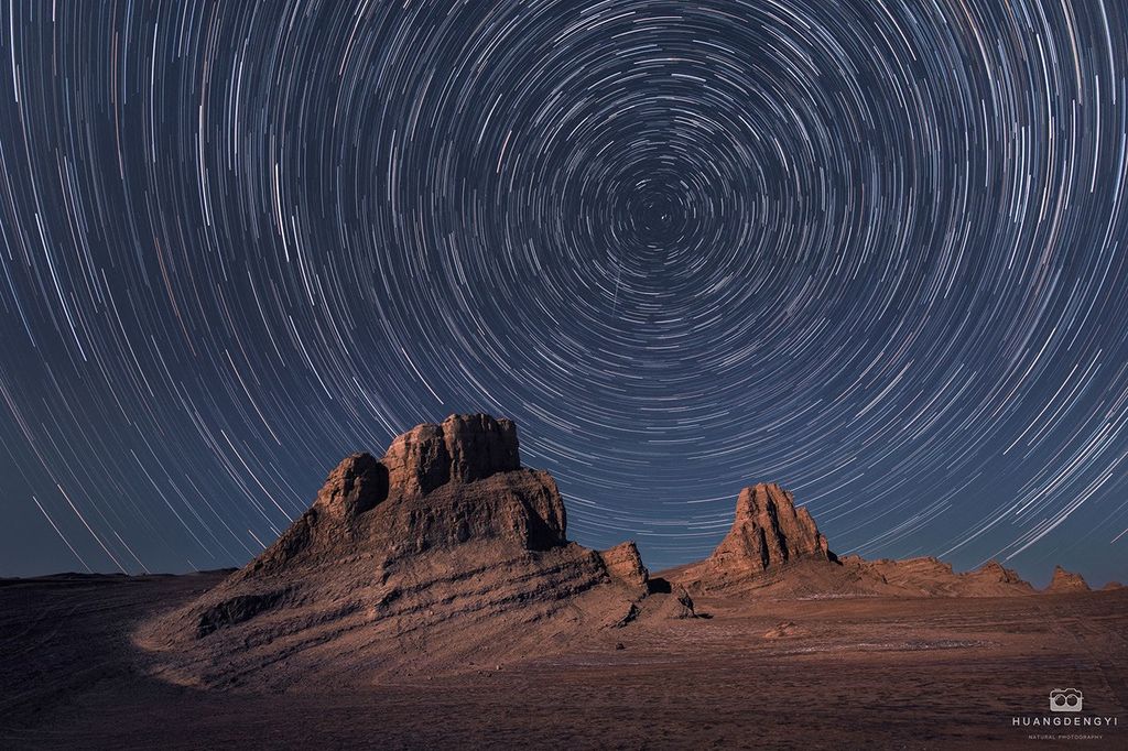 APOD: 2019 November 30 – Star Trails for a Red Planet