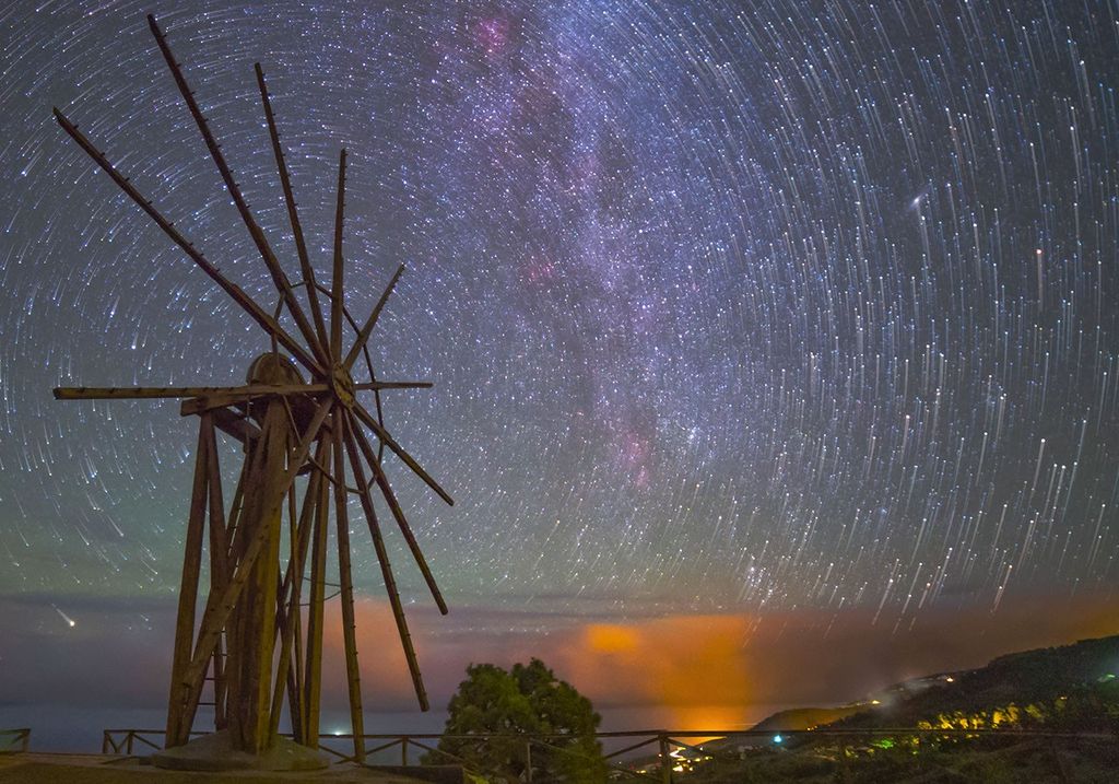 APOD: 2020 April 17 – The Windmill and the Star Trails