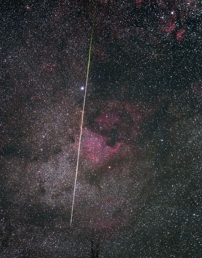 APOD: 2020 April 23 – Lyrid Meteor Streak