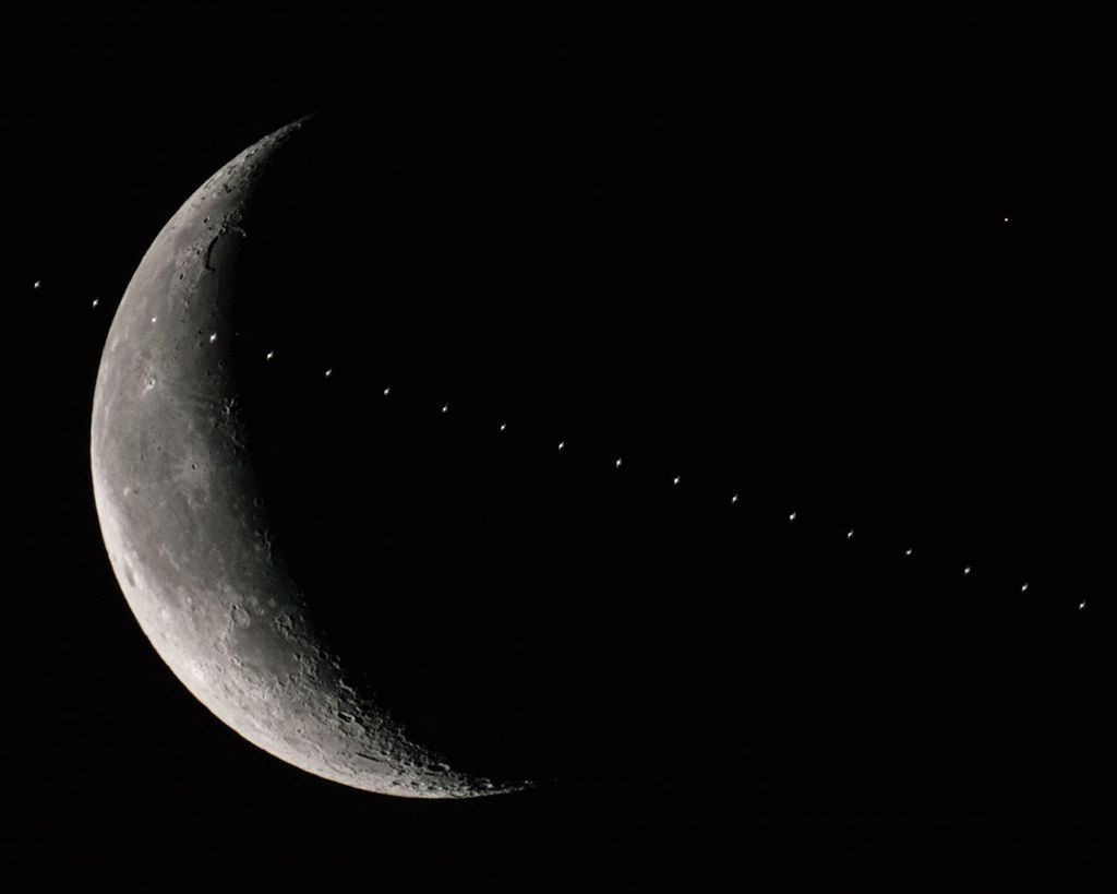 APOD: 2020 February 20 – Trifecta at Twilight