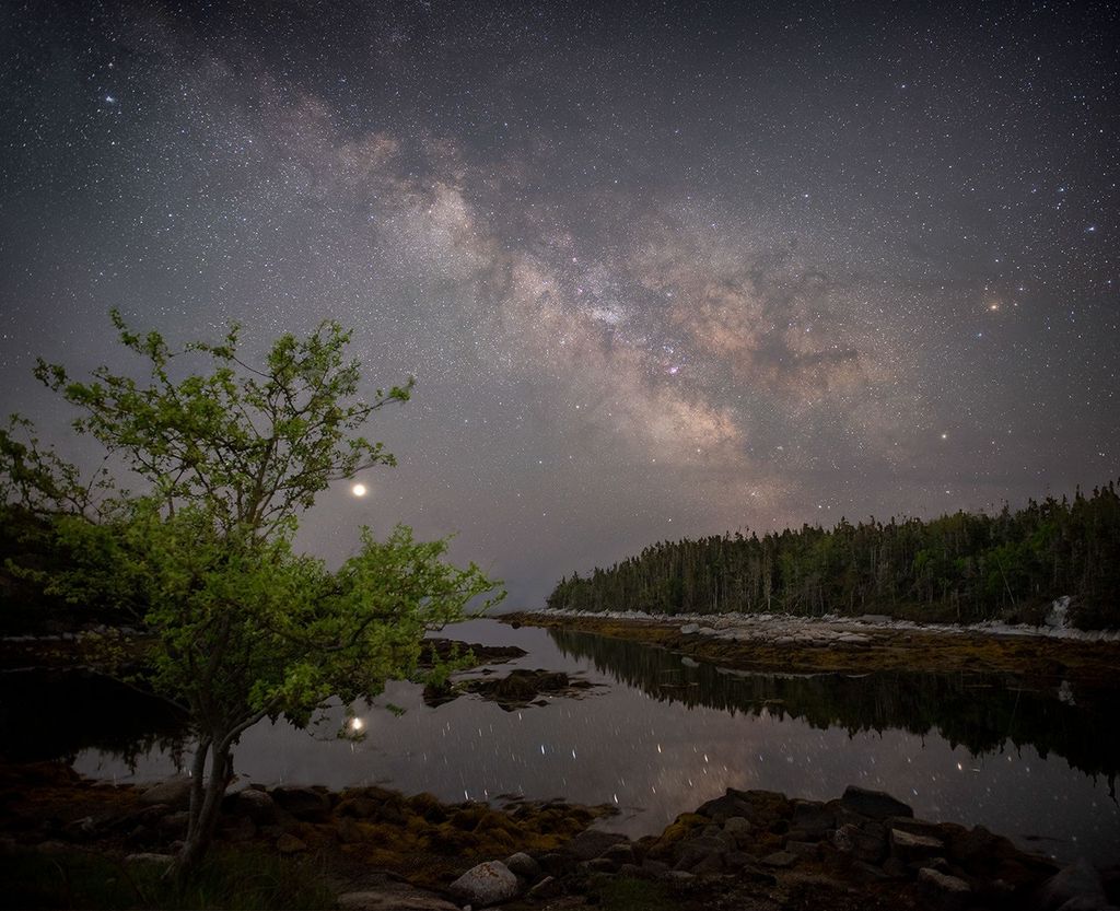 APOD: 2020 July 2 – The Galaxy, the Planet, and the Apple Tree