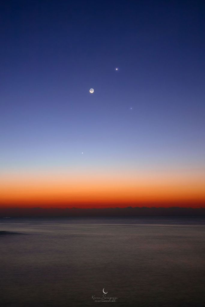 APOD: 2020 November 14 – Venus, Mercury, and the Waning Moon