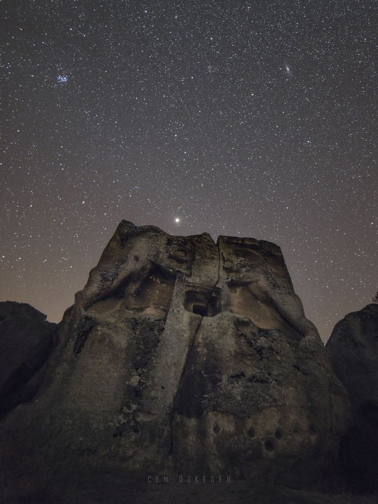 APOD: 2020 October 13 – Mars, Pleiades, and Andromeda over Stone Lions