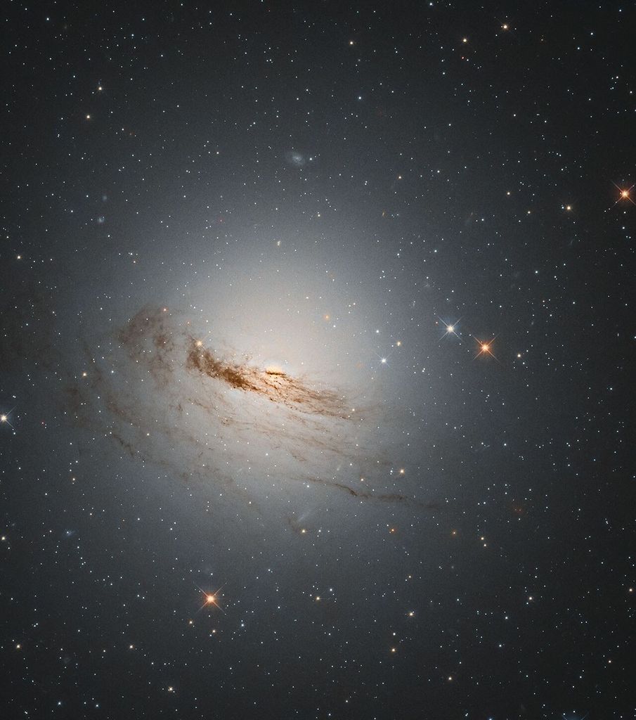 APOD: 2021 April 7 – Threads of NGC 1947