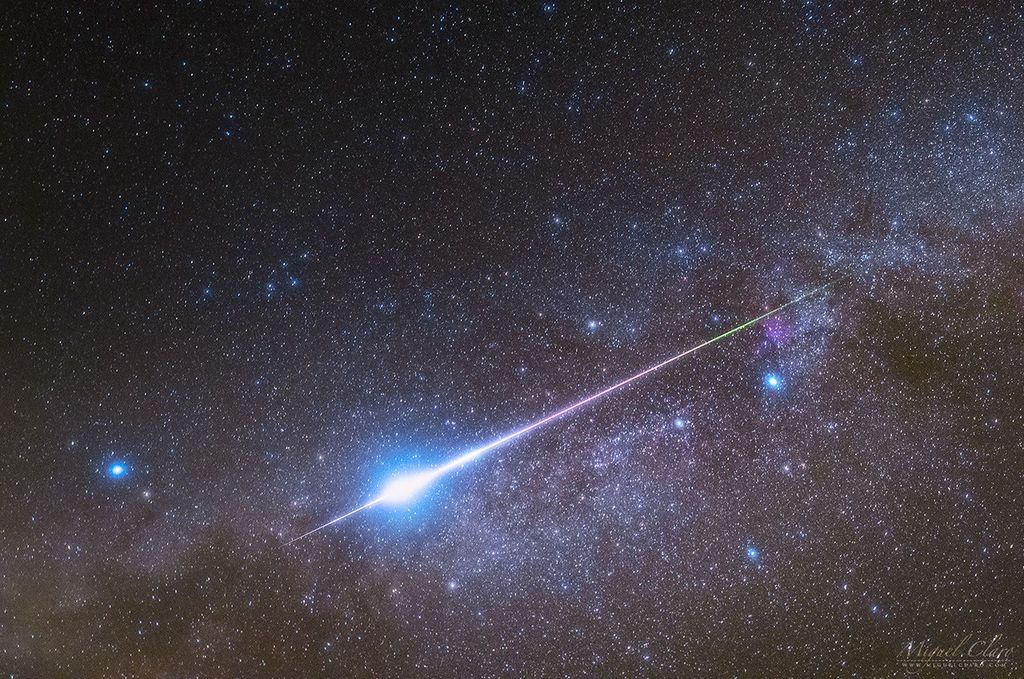 APOD: 2021 August 19 – Bright Meteor, Starry Sky