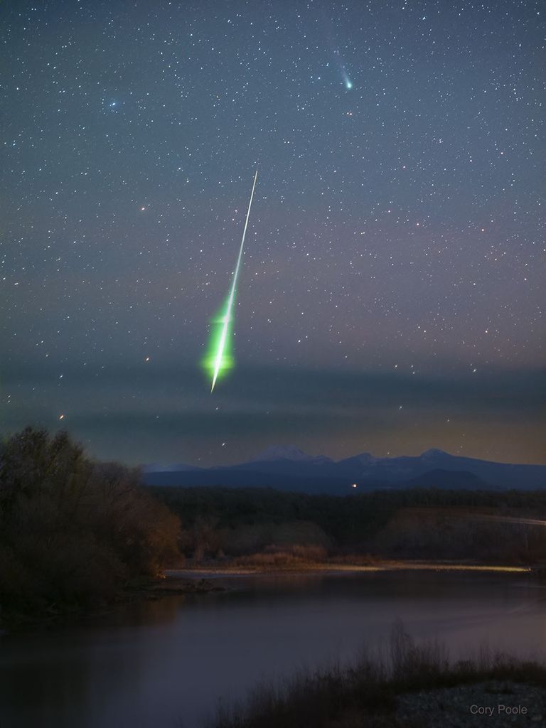 APOD: 2021 December 20 – The Comet and the Fireball