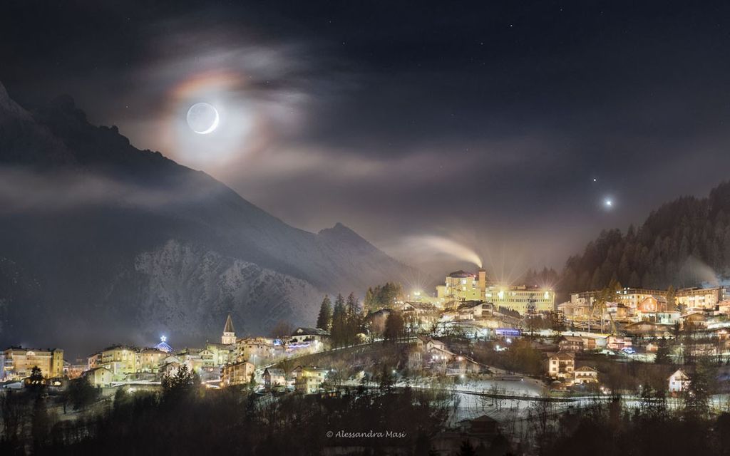 APOD: 2021 January 19 – A Lunar Corona with Jupiter and Saturn