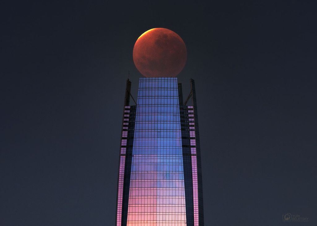 APOD: 2021 November 22 – Lunar Eclipse over a Skyscraper