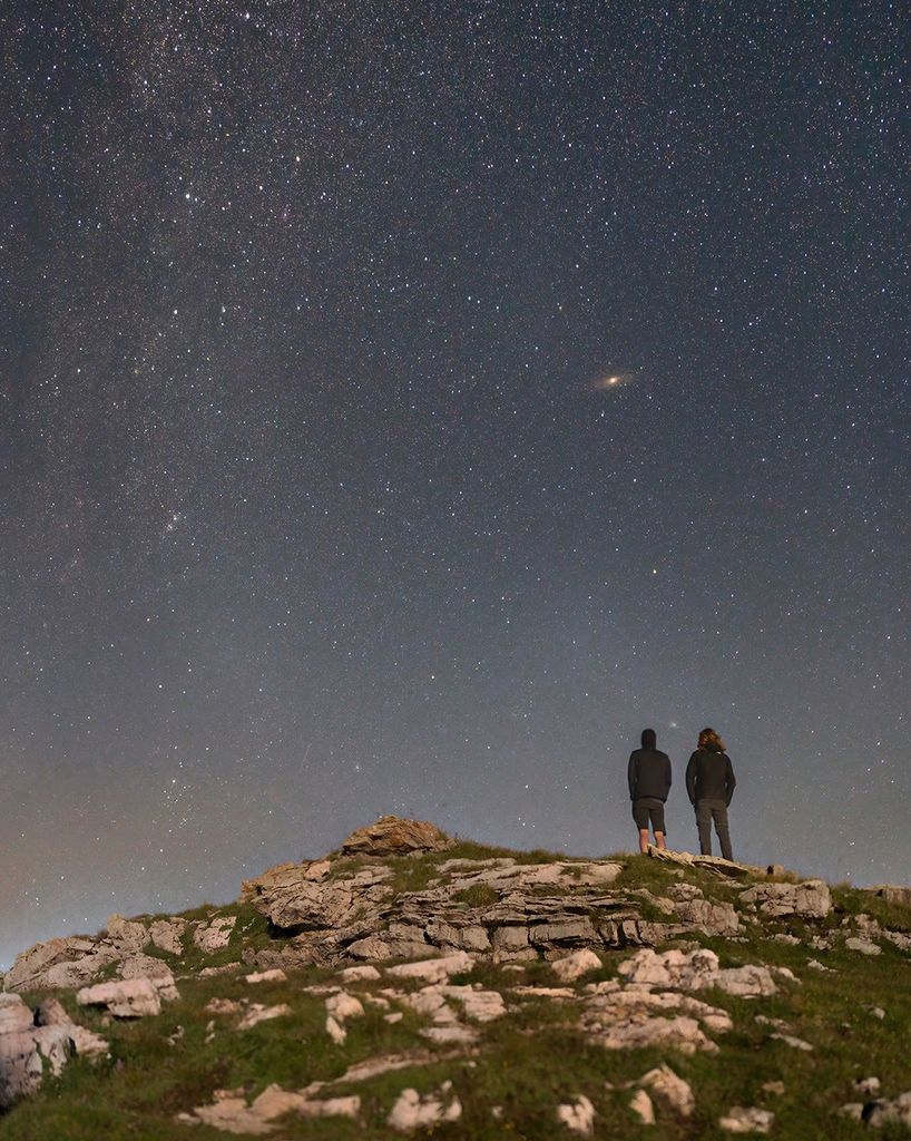 APOD: 2021 November 6 – The Galaxy Between Two Friends
