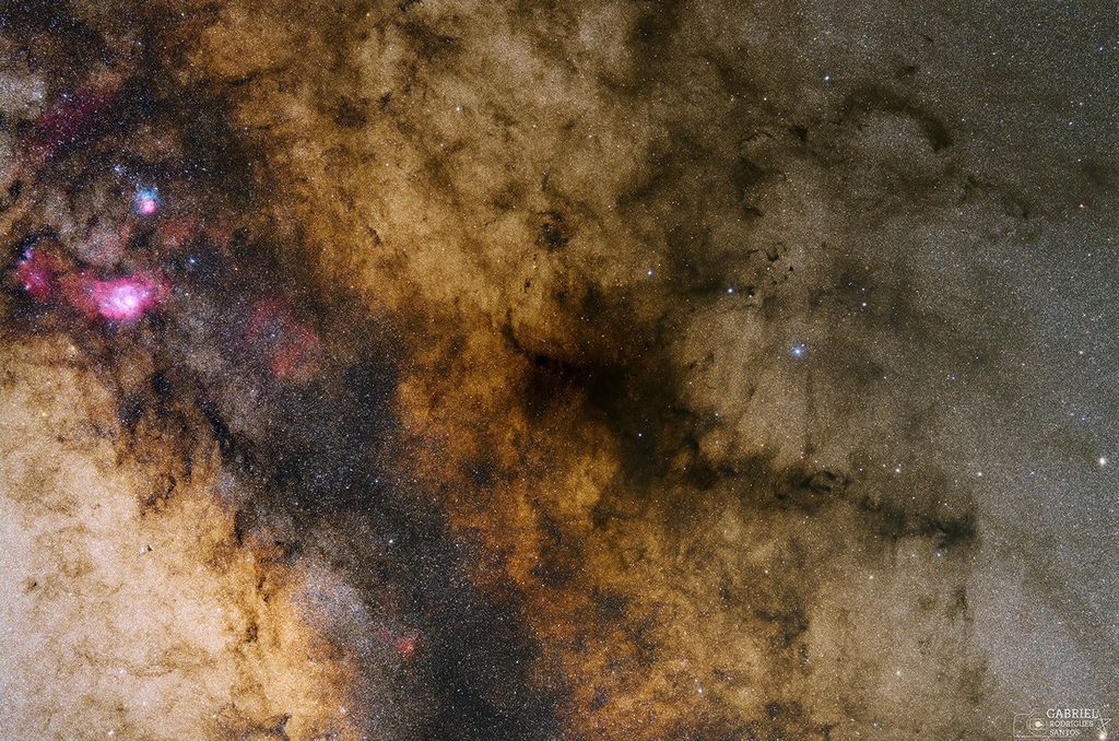 APOD: 2021 October 1 – The Central Milky Way from Lagoon to Pipe