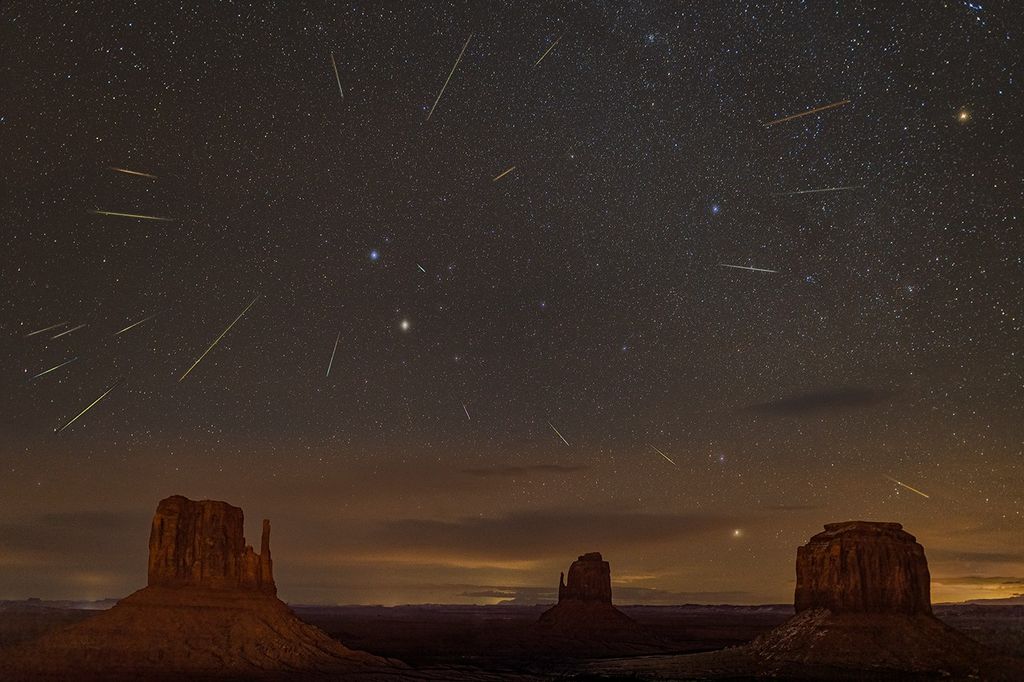 APOD: 2022 December 25 – Geminids and the Mittens
