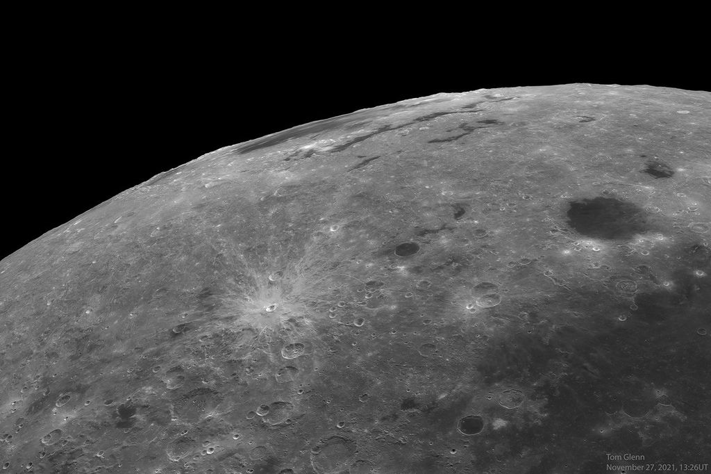 APOD: 2022 January 28 – Western Moon, Eastern Sea