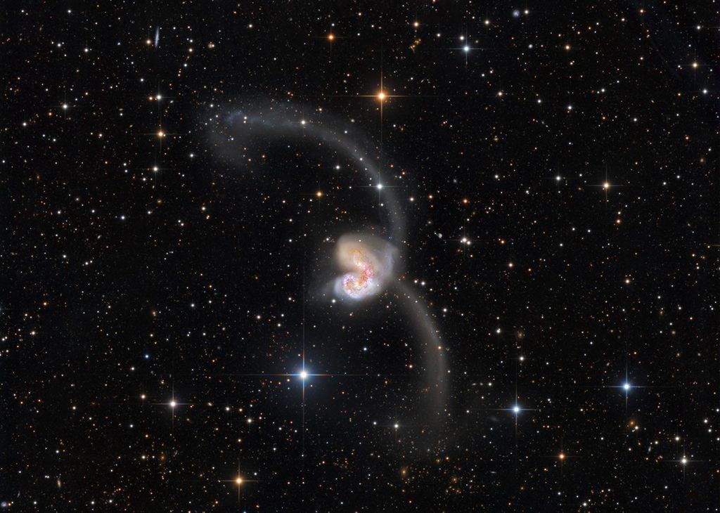 APOD: 2022 March 31 – Exploring the Antennae