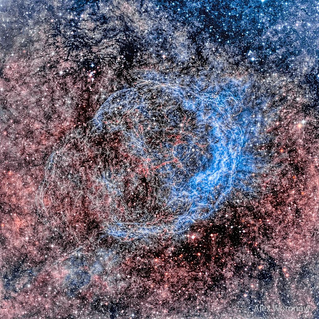 APOD: 2022 November 9 – The Asymmetric Nebula Surrounding Wolf Rayet Star 18
