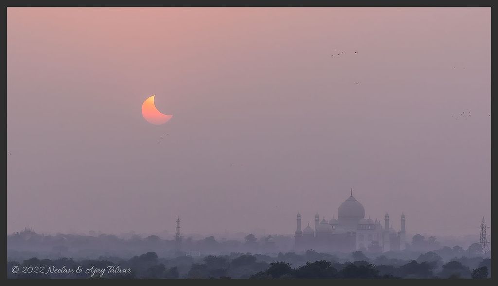 APOD: 2022 October 27 – Sunset, Moonset, Taj Mahal