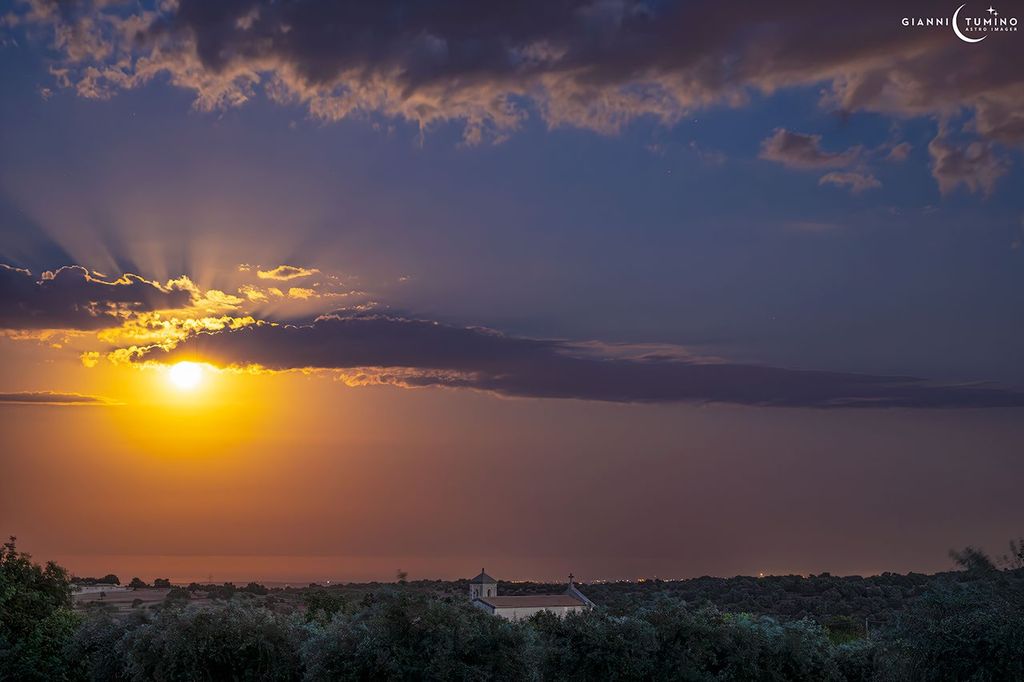 APOD: 2023 August 4 – Moonrays of August
