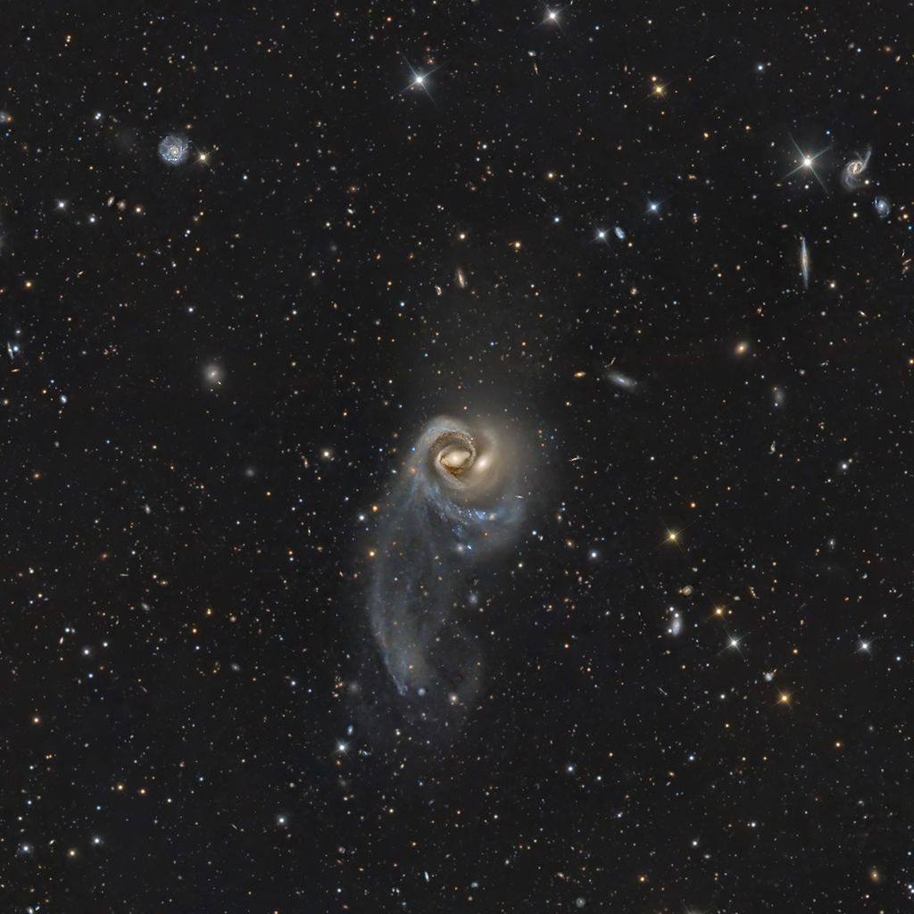 APOD: 2023 August 16 – Arp 93: A Cosmic Embrace