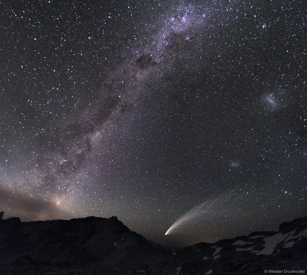 APOD: 2023 August 27 – Three Galaxies and a Comet