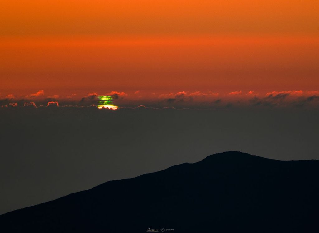 APOD: 2023 March 28 – A Multiple Green Flash Sunset