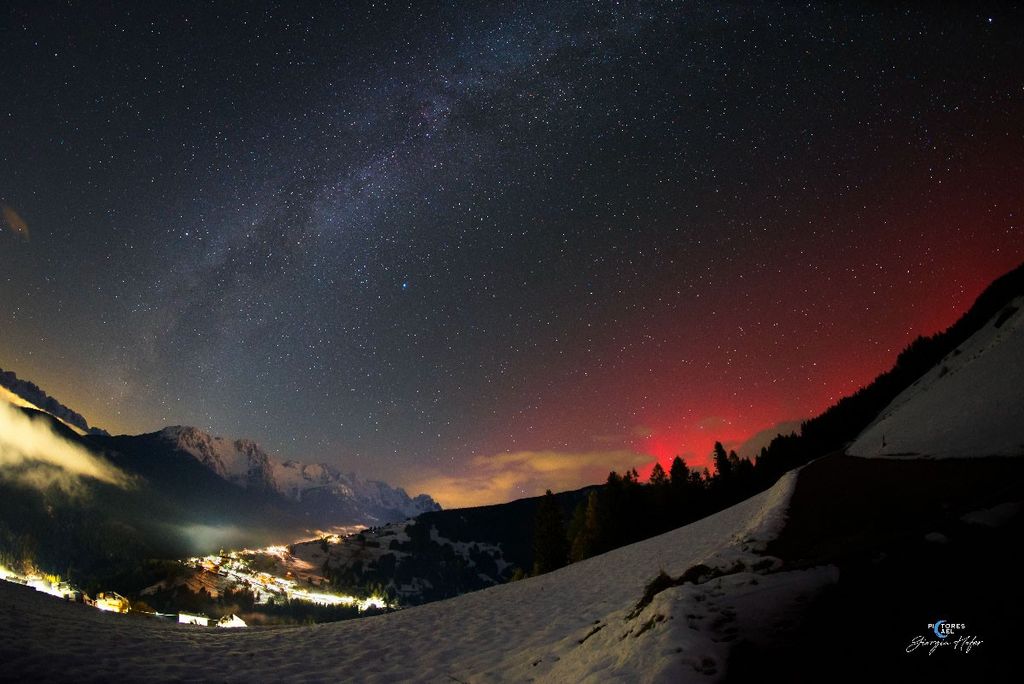 APOD: 2023 November 6 – Red Aurora over Italy