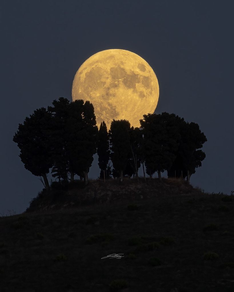 APOD: 2023 September 30 – A Harvest Moon over Tuscany