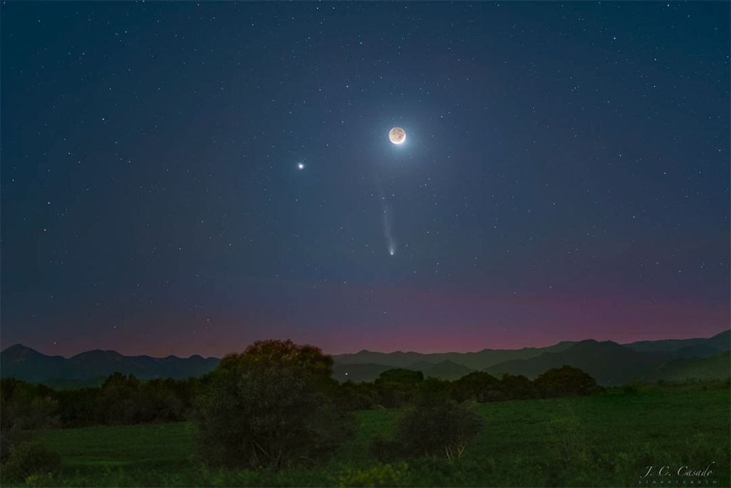 APOD: 2024 April 29 – Comet, Planet, Moon