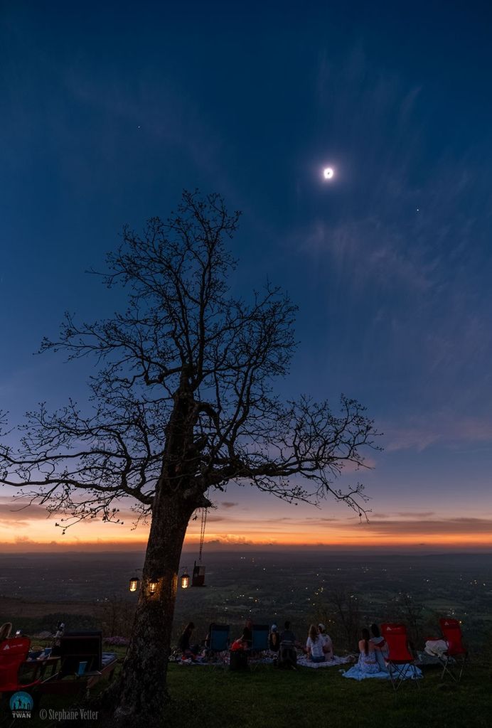APOD: 2024 April 10 – Planets Around a Total Eclipse