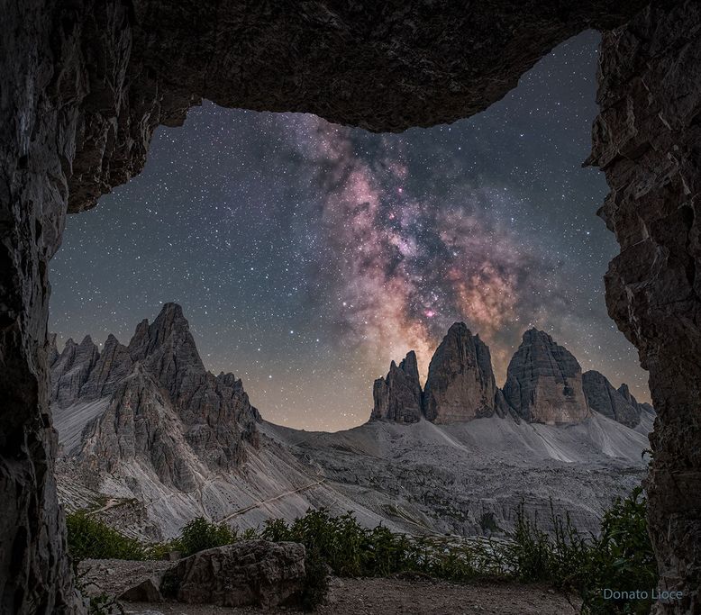 APOD: 2024 August 7 – Milky Way Behind Three Merlons