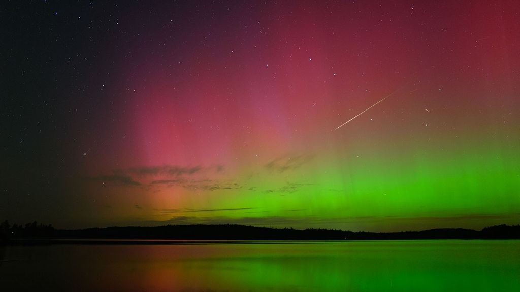 APOD: 2024 August 16 – Meteor Borealis