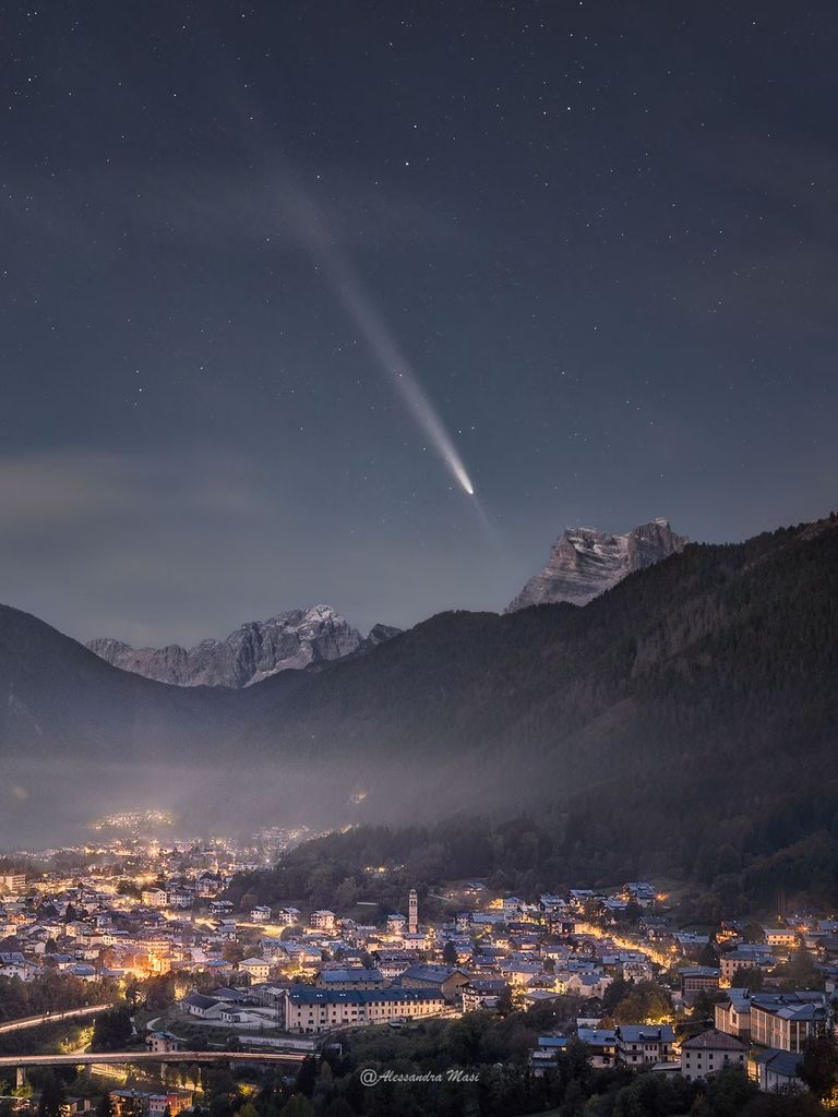 APOD: 2024 November 6 – Comet Tsuchinshan Atlas over the Dolomites