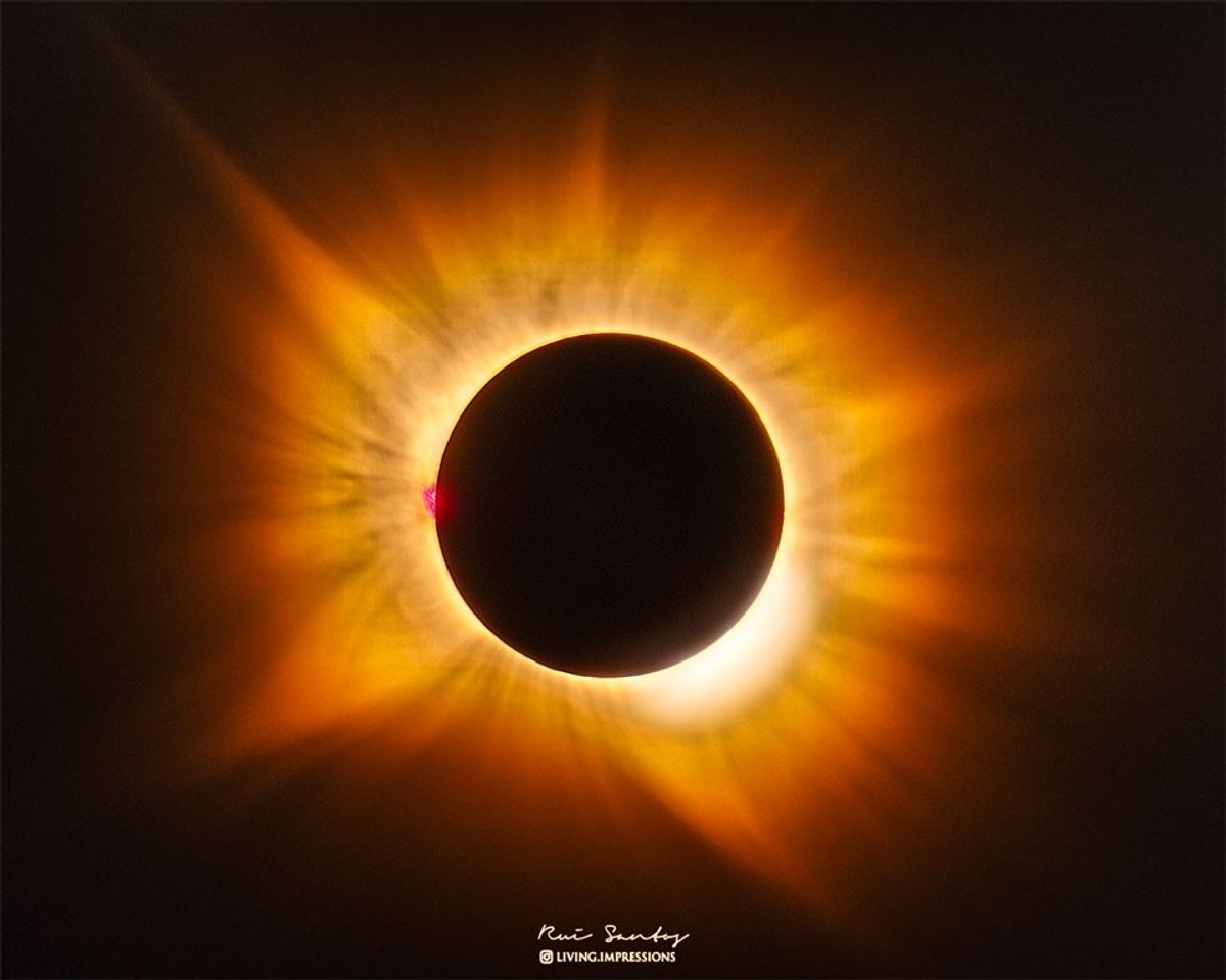 APOD: 2026 August 17 – A Golden Corona Eclipse
