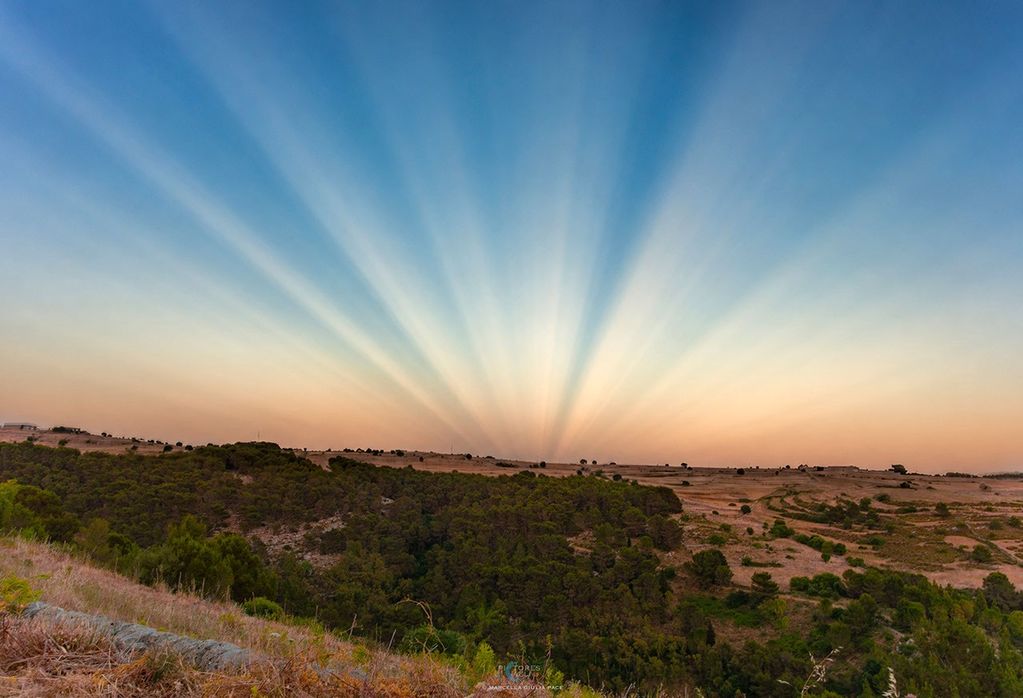 APOD: 2026 June 25 – Anticrepuscular Rays over Sicily