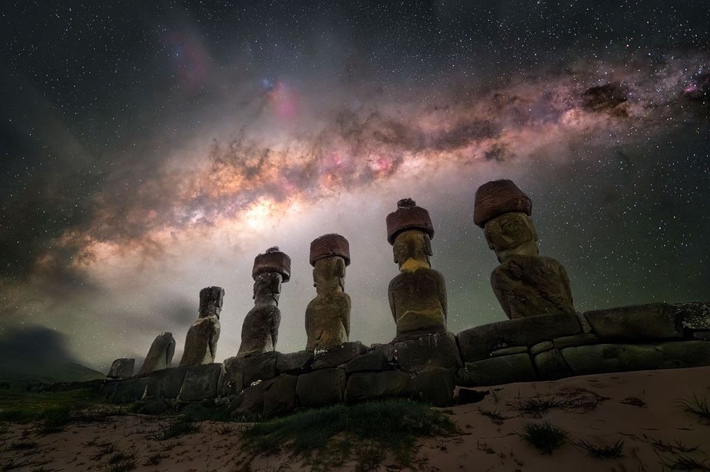 APOD: 2026 March 25 – The Guardians of Rapa Nui beneath the Milky Way