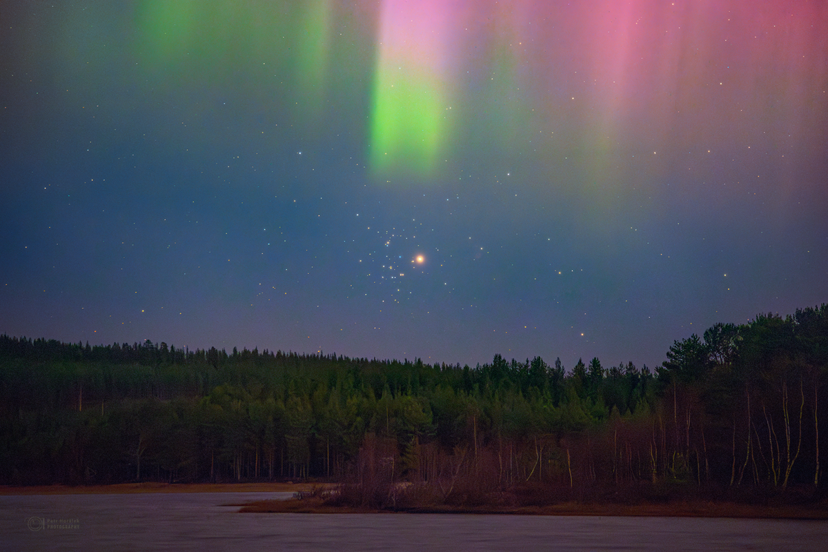 APOD: 2026 October 14 – Mars and the Beehive Under an Aurora