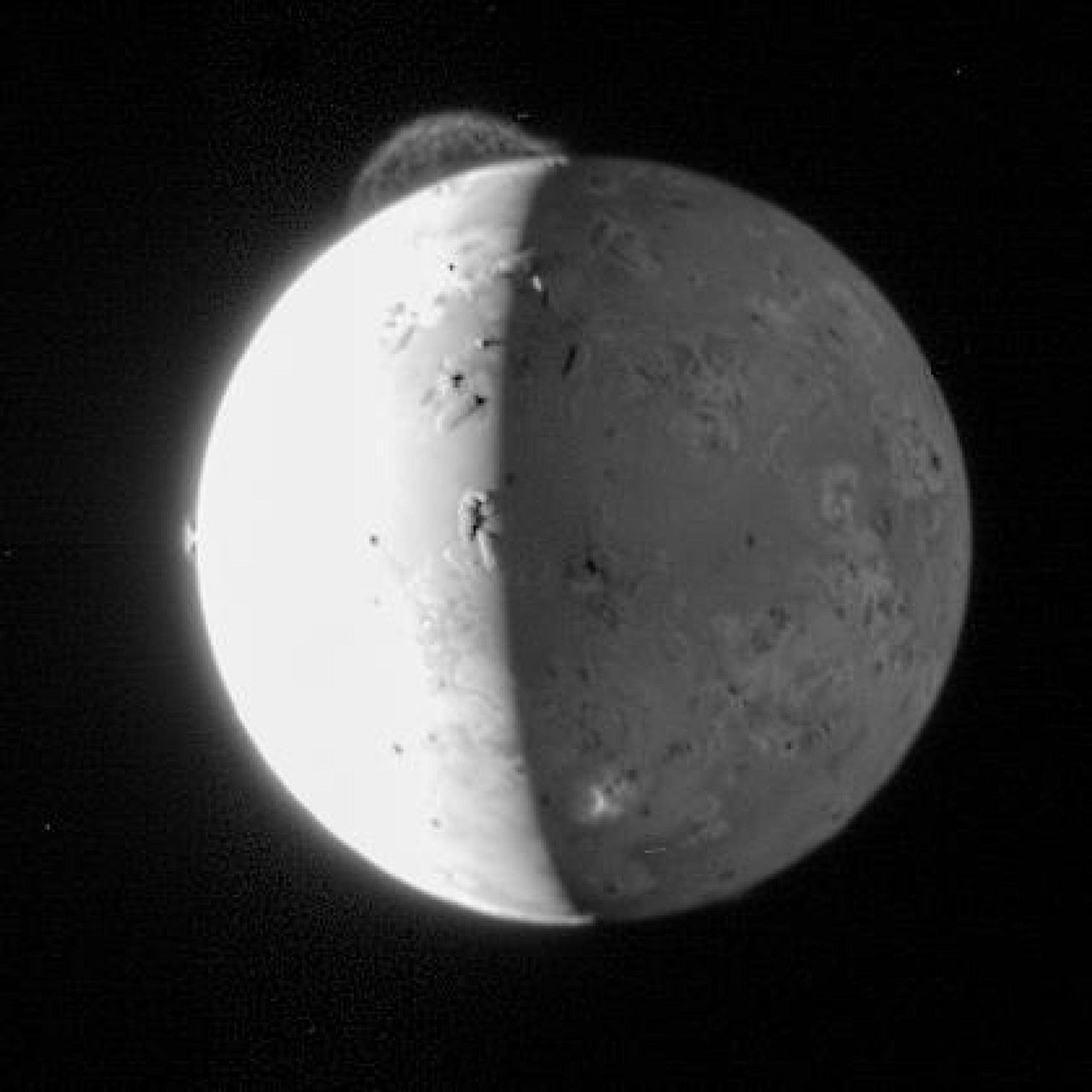 Imagen en blanco y negro de la luna Ío tomada por la sonda New Horizons de la NASA.