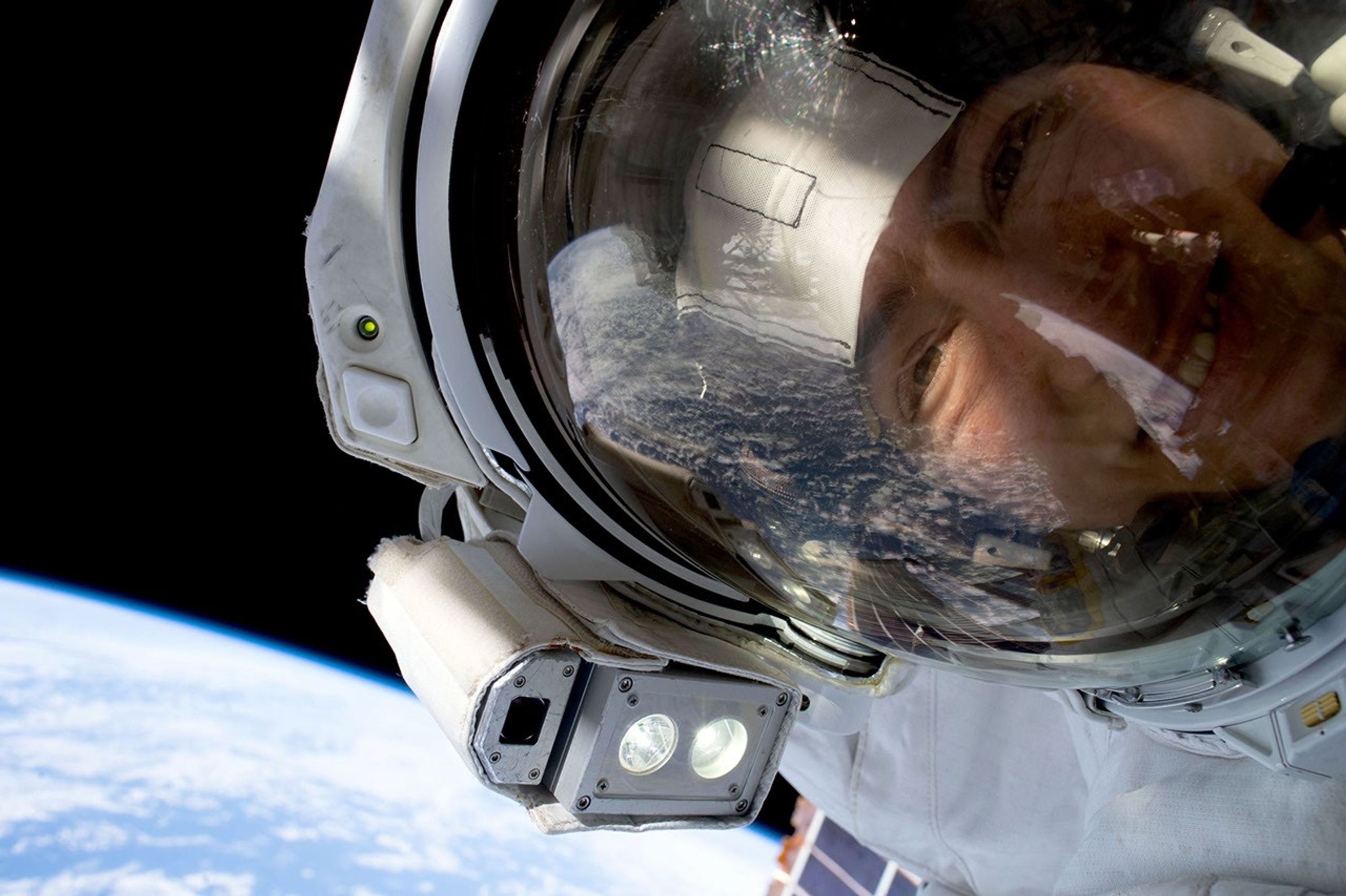 La astronauta de la NASA Christina Koch hace una pausa mientras ayuda a reemplazar equipos en la Estaci�n Espacial Internacional. Ella y sus compa�eros astronautas enfrentan una serie de efectos en su salud mientras permanecen en el espacio. Cr�ditos: NASA